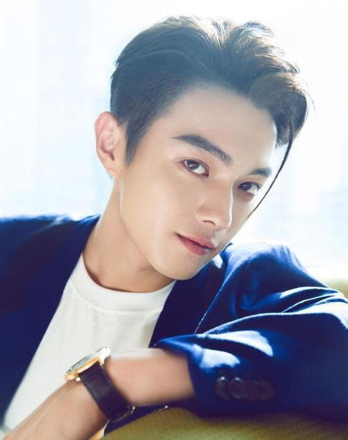 演员许凯照片,光影交织下的翩翩公子